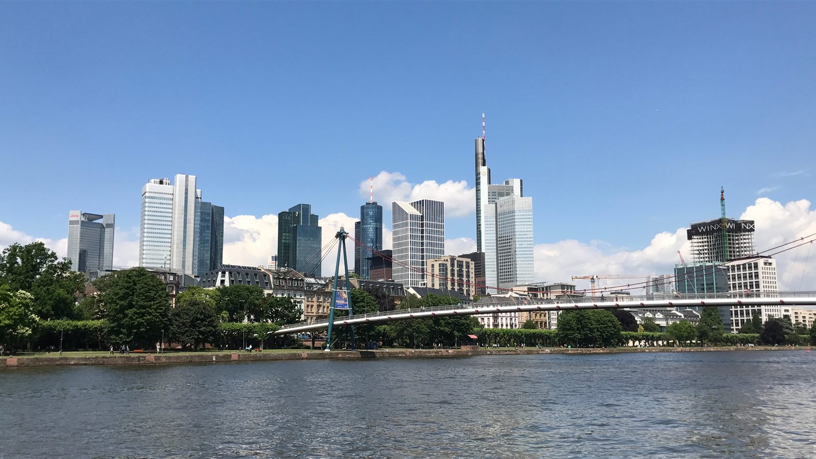 Blick auf die Frankfurter Skyline im Rhein-Main-Gebiet